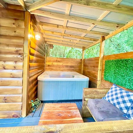 סביירוויל New Tiny Cabin Hot Tub Firepit Fenced Yard מראה חיצוני תמונה