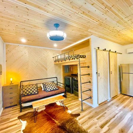 סביירוויל New Tiny Cabin Hot Tub Firepit Fenced Yard מראה חיצוני תמונה