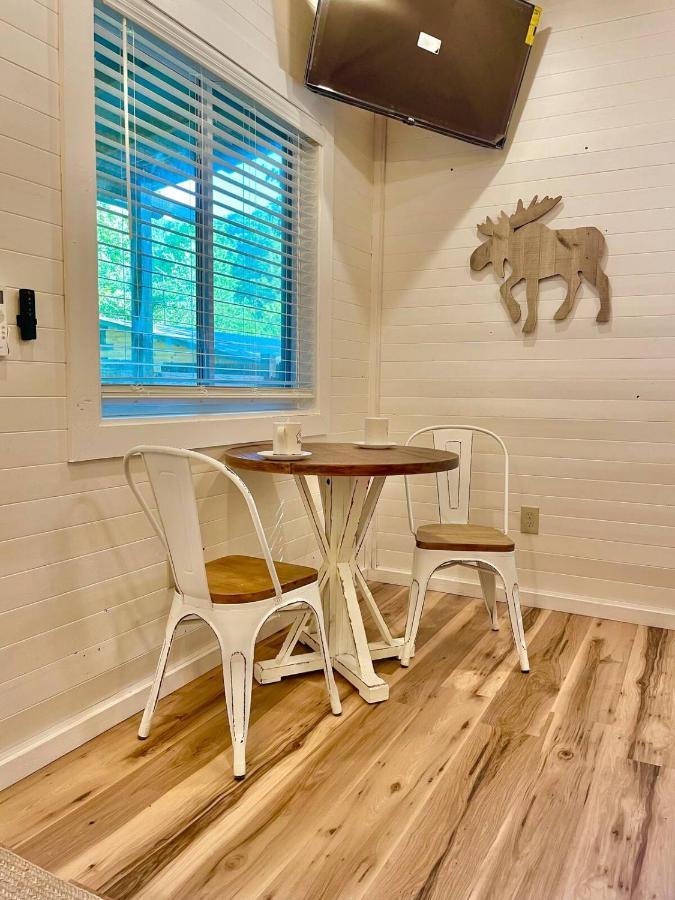 סביירוויל New Tiny Cabin Hot Tub Firepit Fenced Yard מראה חיצוני תמונה