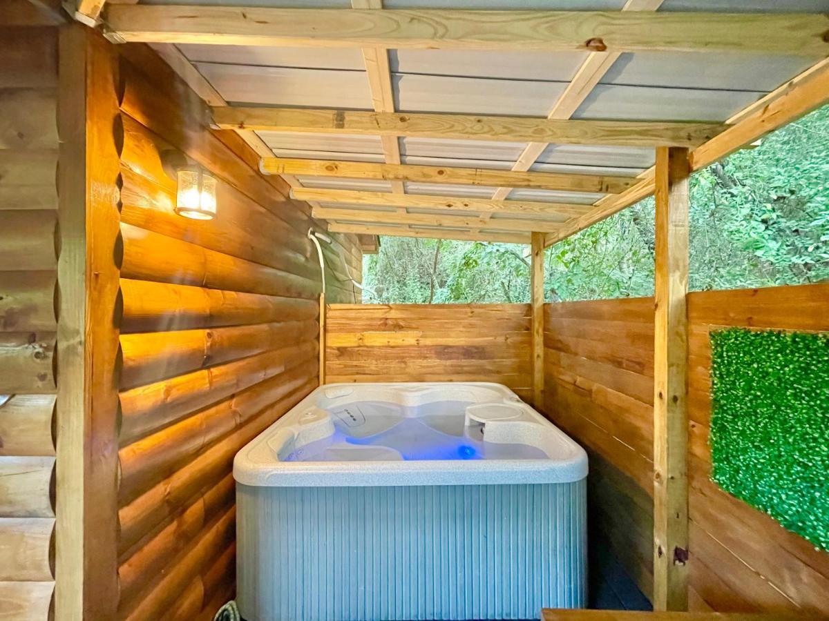 סביירוויל New Tiny Cabin Hot Tub Firepit Fenced Yard מראה חיצוני תמונה
