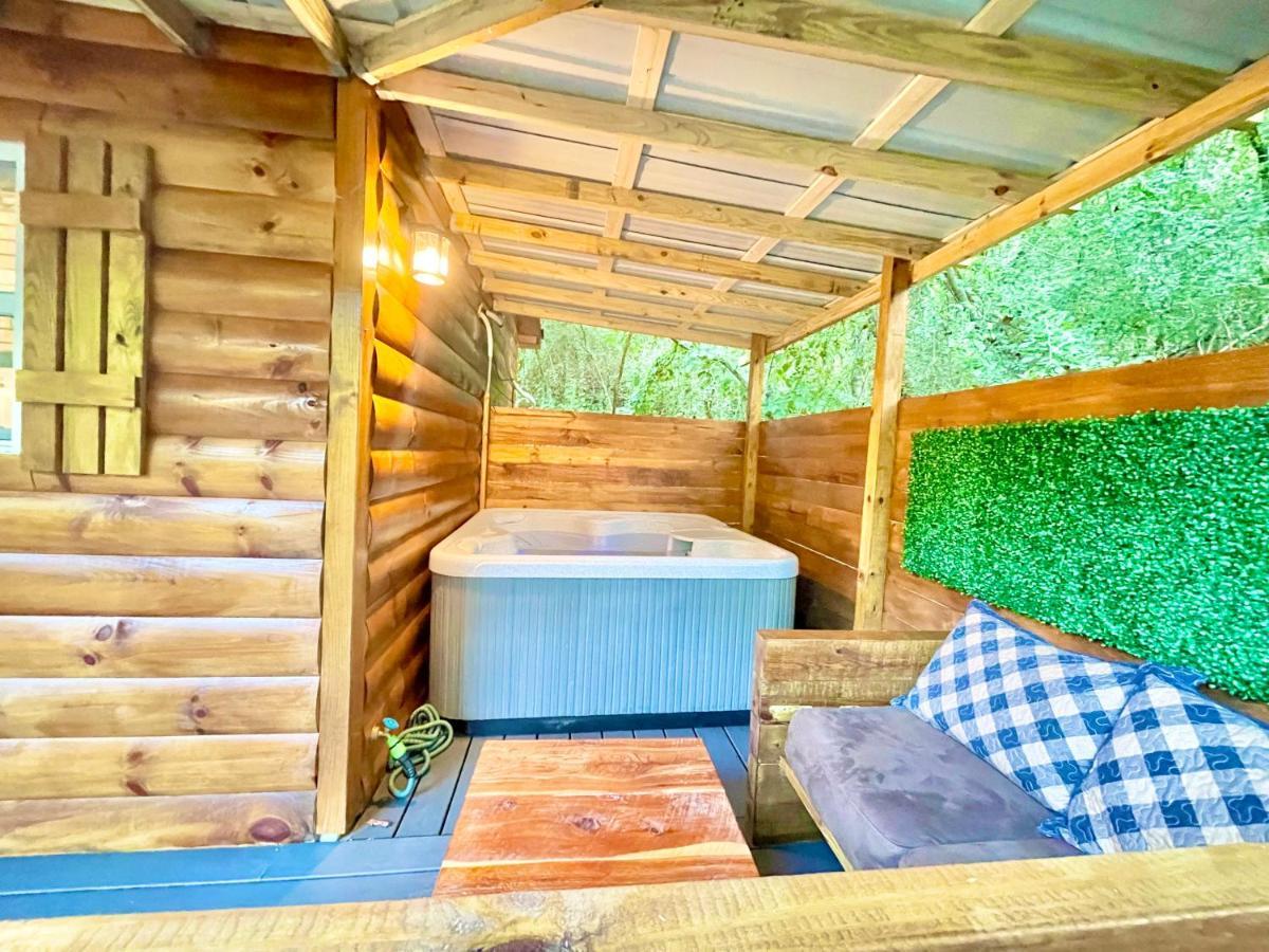 סביירוויל New Tiny Cabin Hot Tub Firepit Fenced Yard מראה חיצוני תמונה