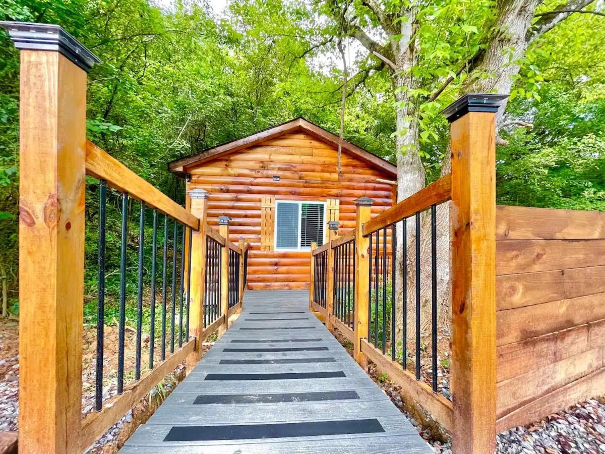 סביירוויל New Tiny Cabin Hot Tub Firepit Fenced Yard מראה חיצוני תמונה