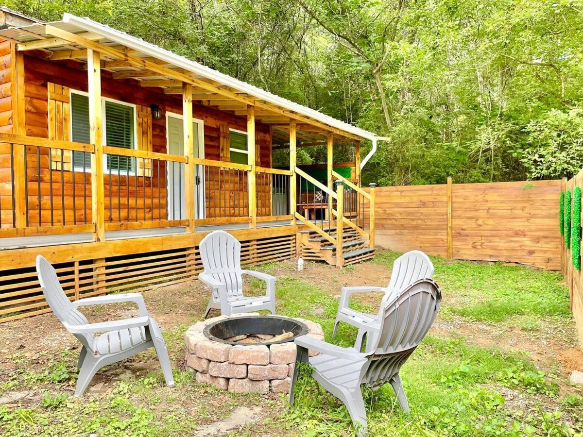 סביירוויל New Tiny Cabin Hot Tub Firepit Fenced Yard מראה חיצוני תמונה