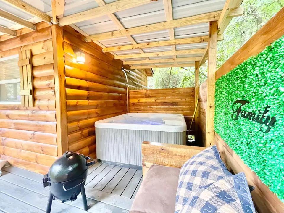 סביירוויל New Tiny Cabin Hot Tub Firepit Fenced Yard מראה חיצוני תמונה